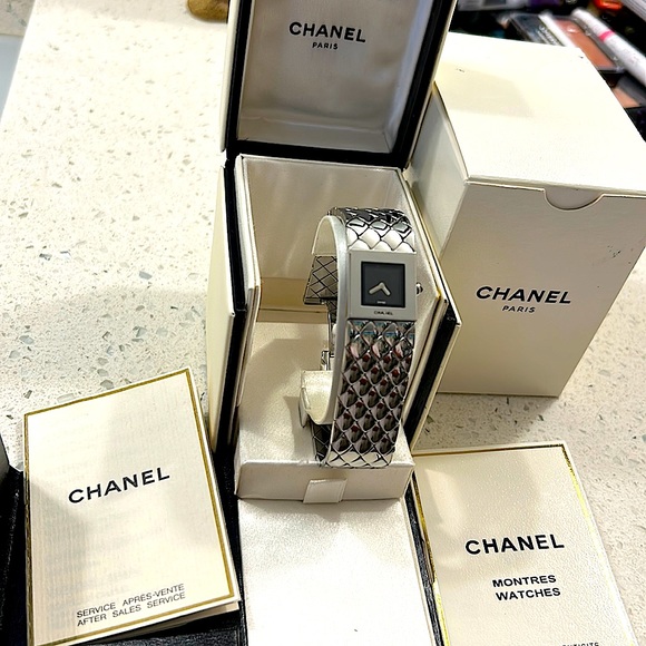 Pristine Chanel Matelasse Watch w/original box,case,certificate of authenticity - Picture 14 of 16